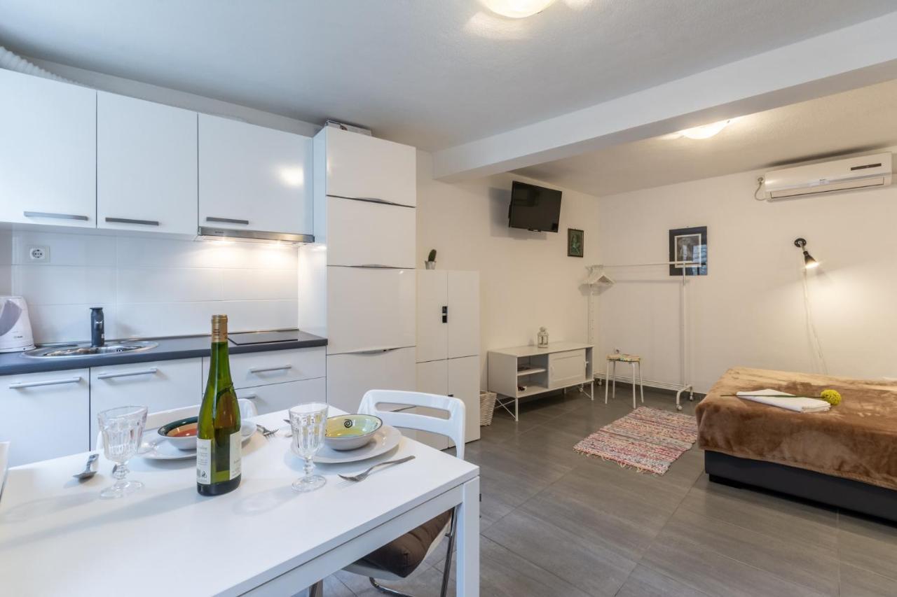 Apartments Sonja Pucisca Bagian luar foto
