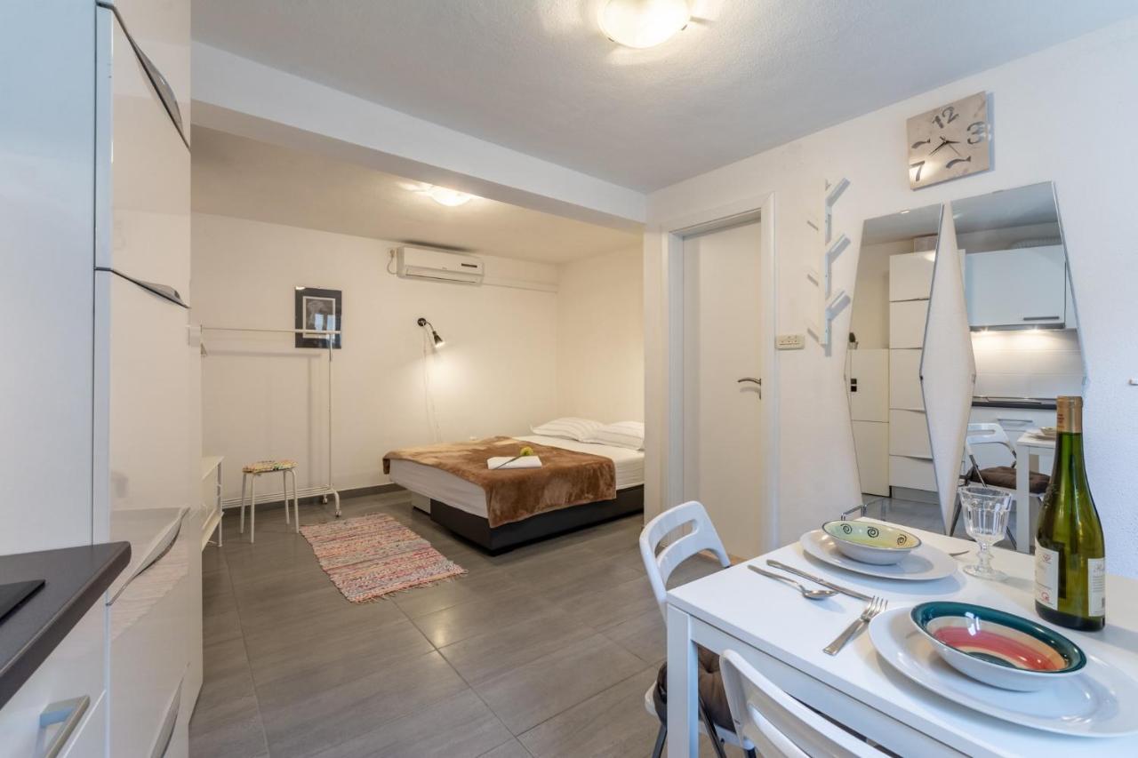 Apartments Sonja Pucisca Bagian luar foto