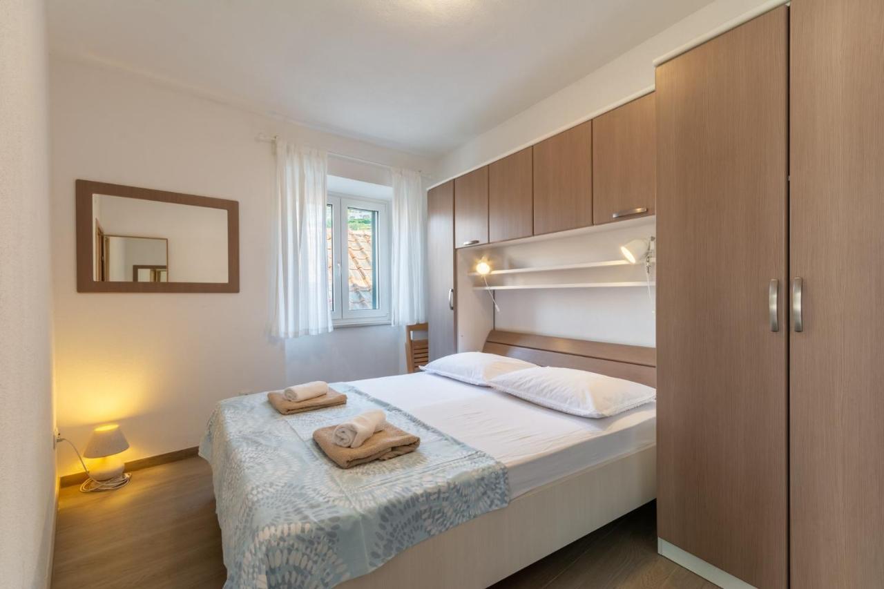 Apartments Sonja Pucisca Bagian luar foto